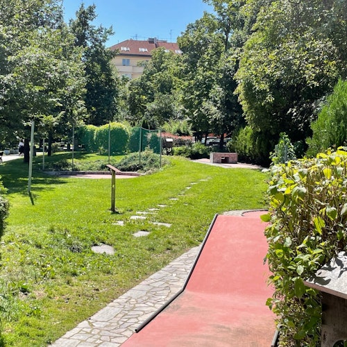 Žižkovská televizní věž: Minigolf