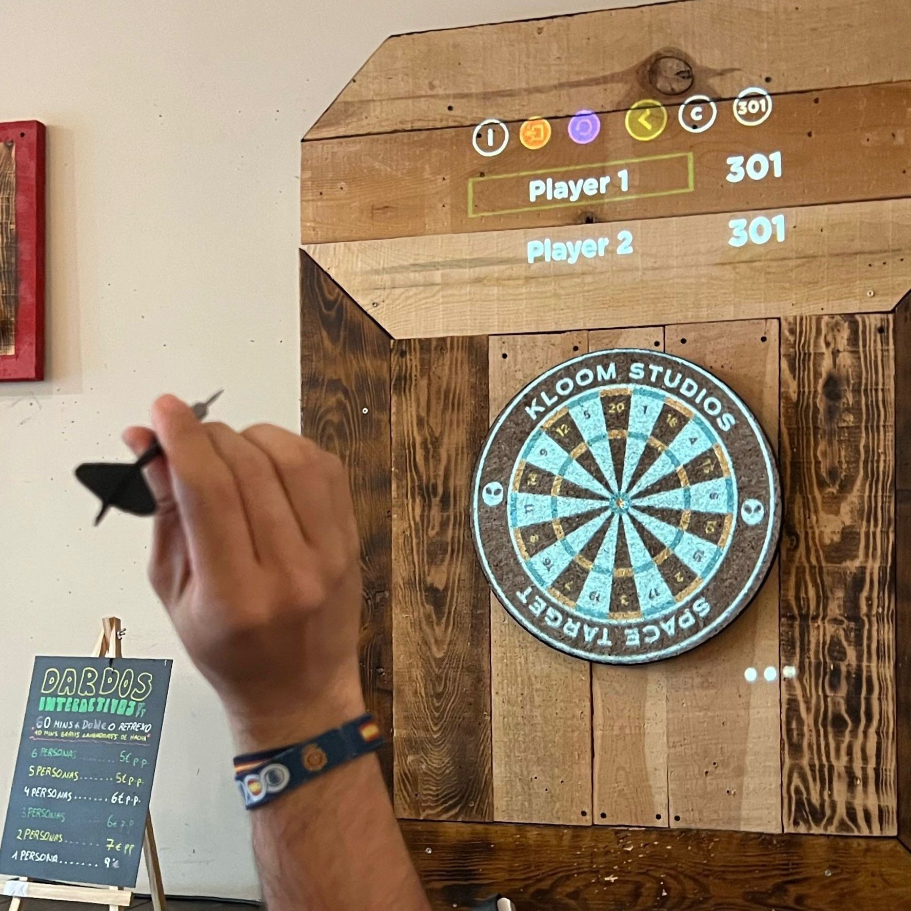 Juego de dardos interactivo + cerveza en El Hachazo