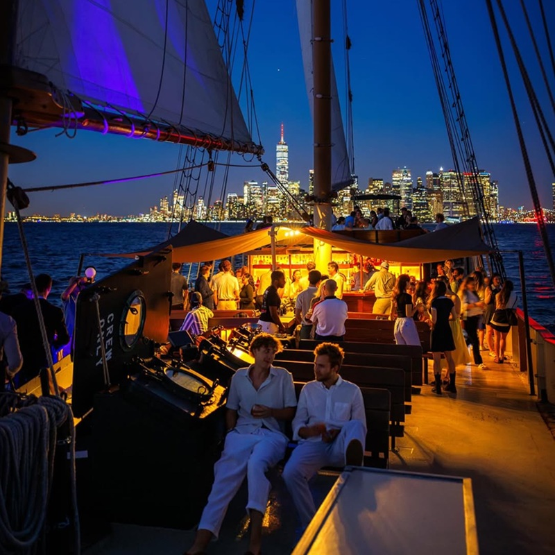 ﻿City Lights Harbor Sail en Shearwater