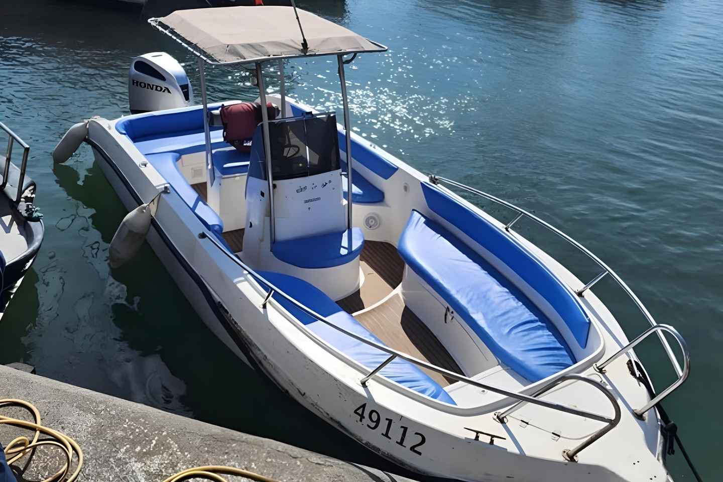 תל אביב: כרטיסים להשכרת סירה פרטית עם רב חובל למשך שעה או שעתיים