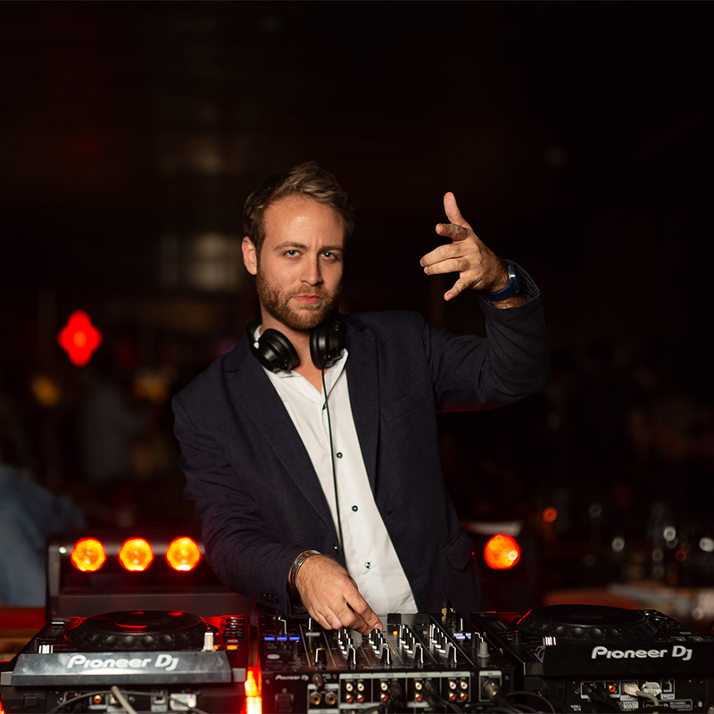 1er After del Año: Música, Amigos & Vino