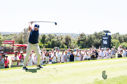 público viendo a un golfista