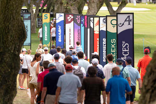 visitantes caminando por distintas áreas del campo