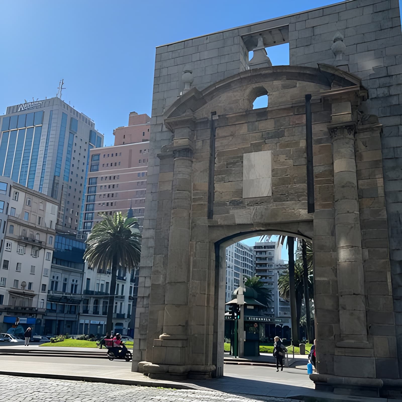 Montevideo: Historical and Diverse (Walking) (Spanish and/or Portuguese)