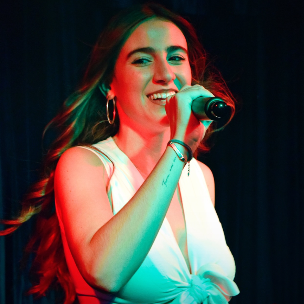 Ali x CRIS contra el cáncer en Sala Badulaque