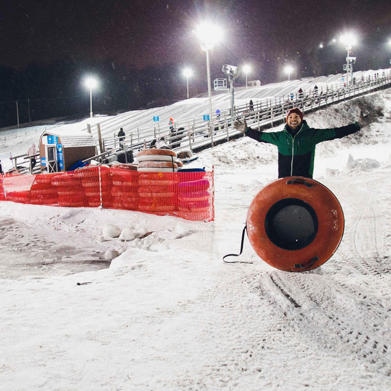 ﻿Desde NYC: Tubing de nieve & Visita al Jardín de la Cerveza Excursión de un día