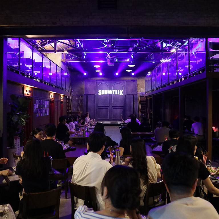 Showflix: Musical Bar, Where the Stage Becomes Everyday Life