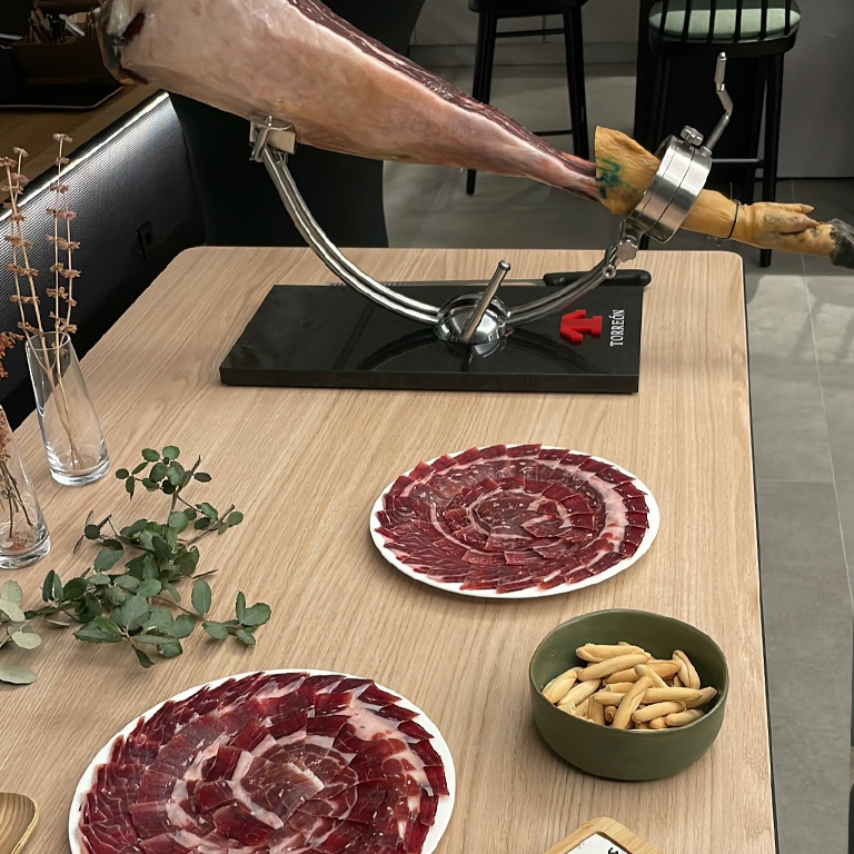 Visita a un secadero de jamones ibéricos con degustación en Salamanca - Ibéricos Torreón Salamanca S.L. Visita a un secadero de jamones ibéricos con degustación en Salamanca