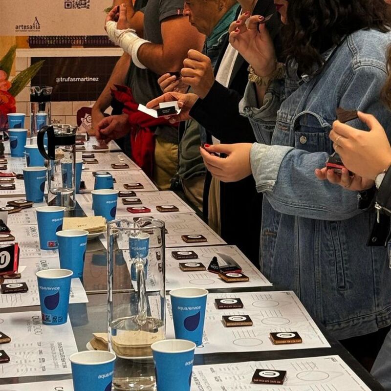 Experiencia con chocolates en galería de arte Montsequi