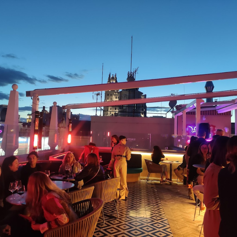 NOCHEVIEJA EN LA CATORCE SKY BAR.