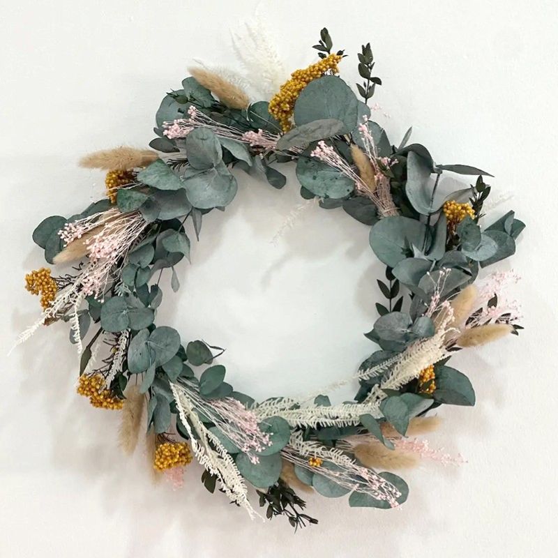 Diseño de una corona decorativa con flores preservadas