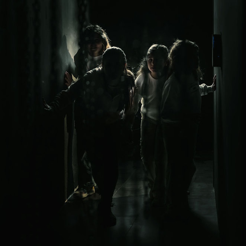 Escondite en la Oscuridad – Juego inmersivo sensorial de 1h en Madrid