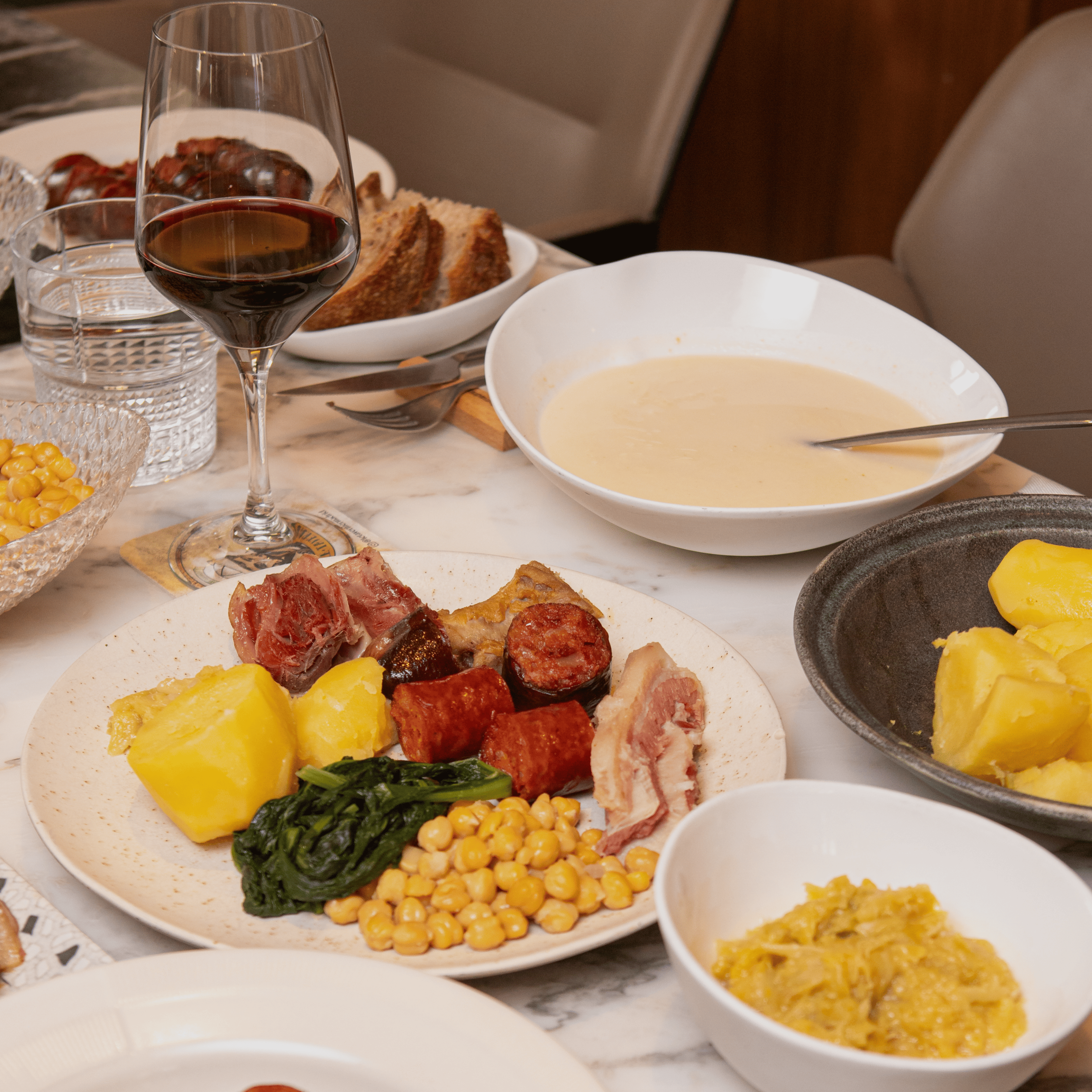 Cocido tradicional gallego en un reservado de La Cantina by Le Tavernier