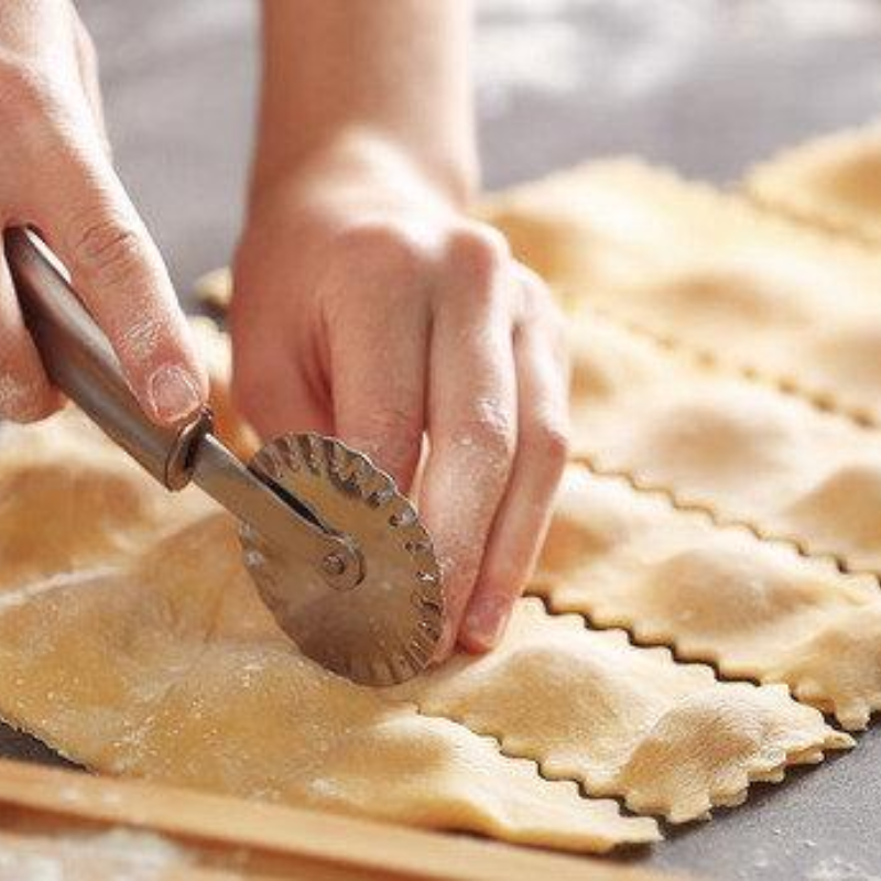 Raviolis hechos a mano con mantequilla marrón y salsa de salvia - Atlanta