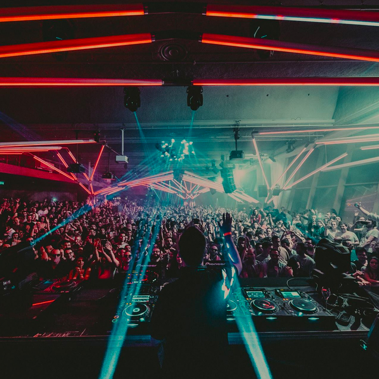 Fiesta de Nochevieja en una azotea con vistas a la Torre Eiffel