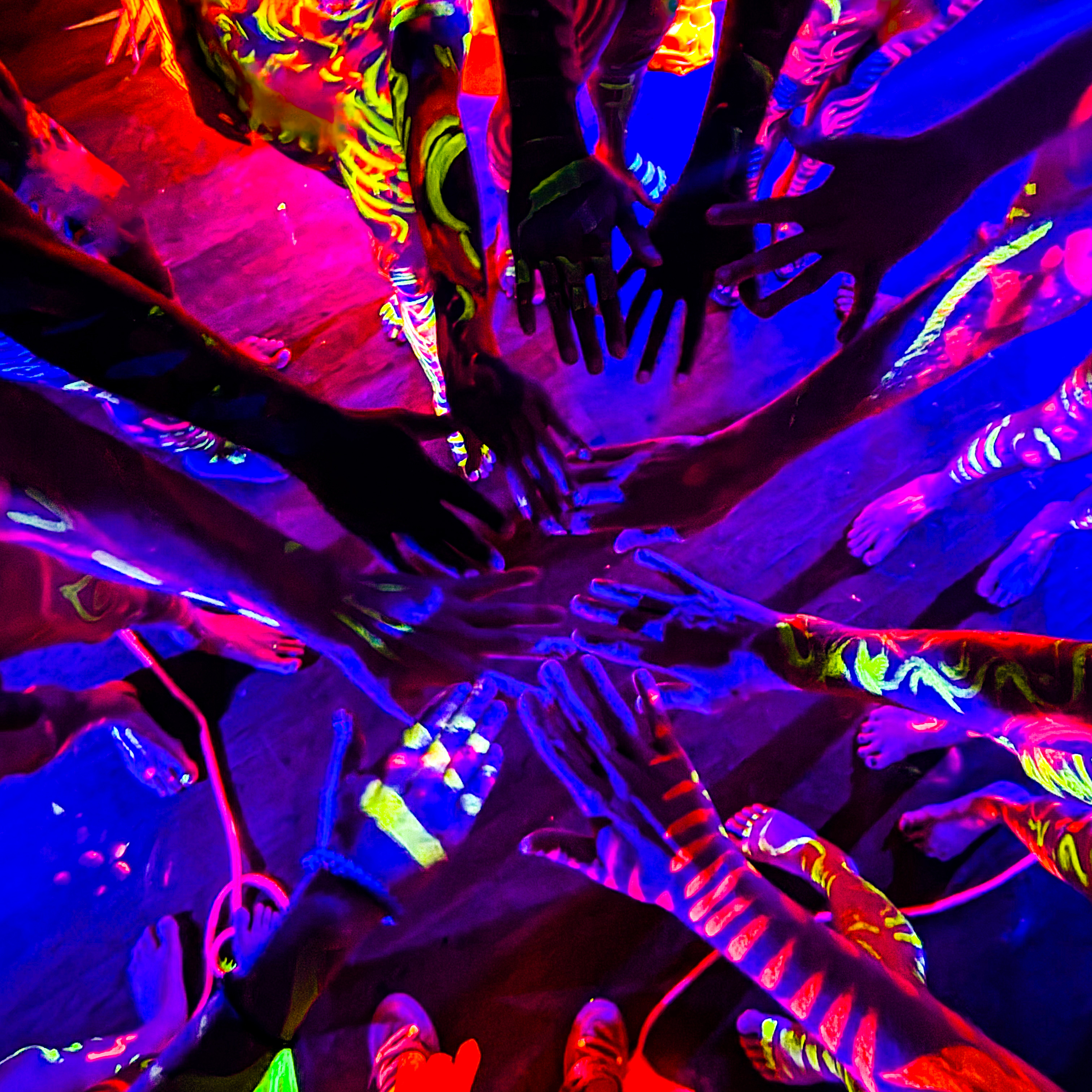 ﻿¡Desnúdate! ¡Ponte resplandeciente! ¡Experiencia de modelado Neon Naked Life!