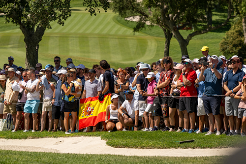 público reunido en el campo