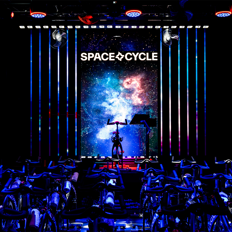 Space Cycle - Indoor cycling immersif avec une scénographie unique