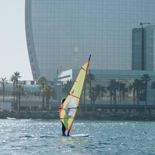 Barcelona: Clase guiada de windsurf