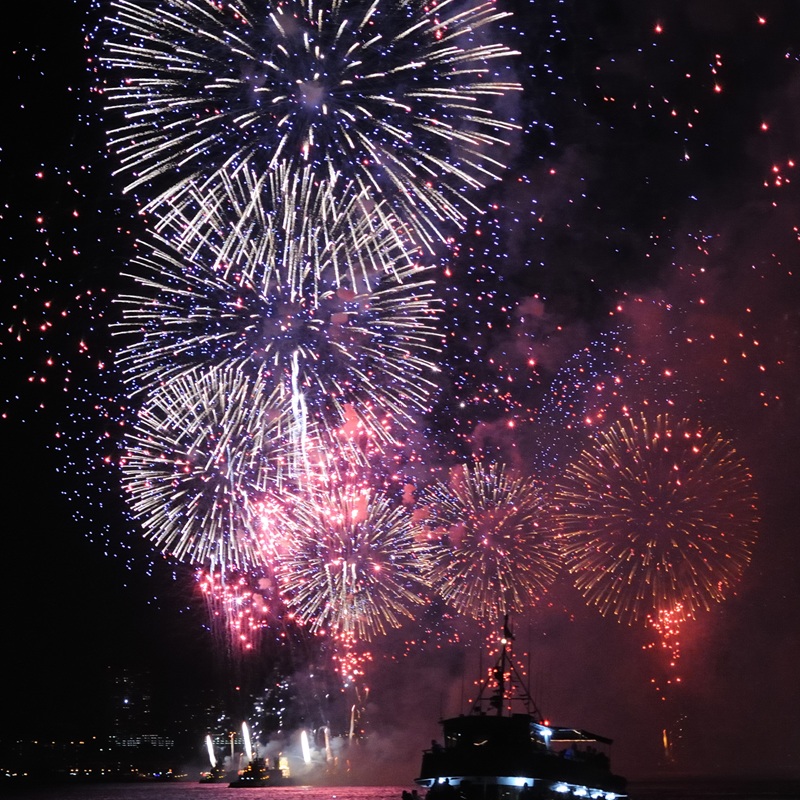 ﻿Espectáculo de fuegos artificiales del 4 de julio en Clipper City